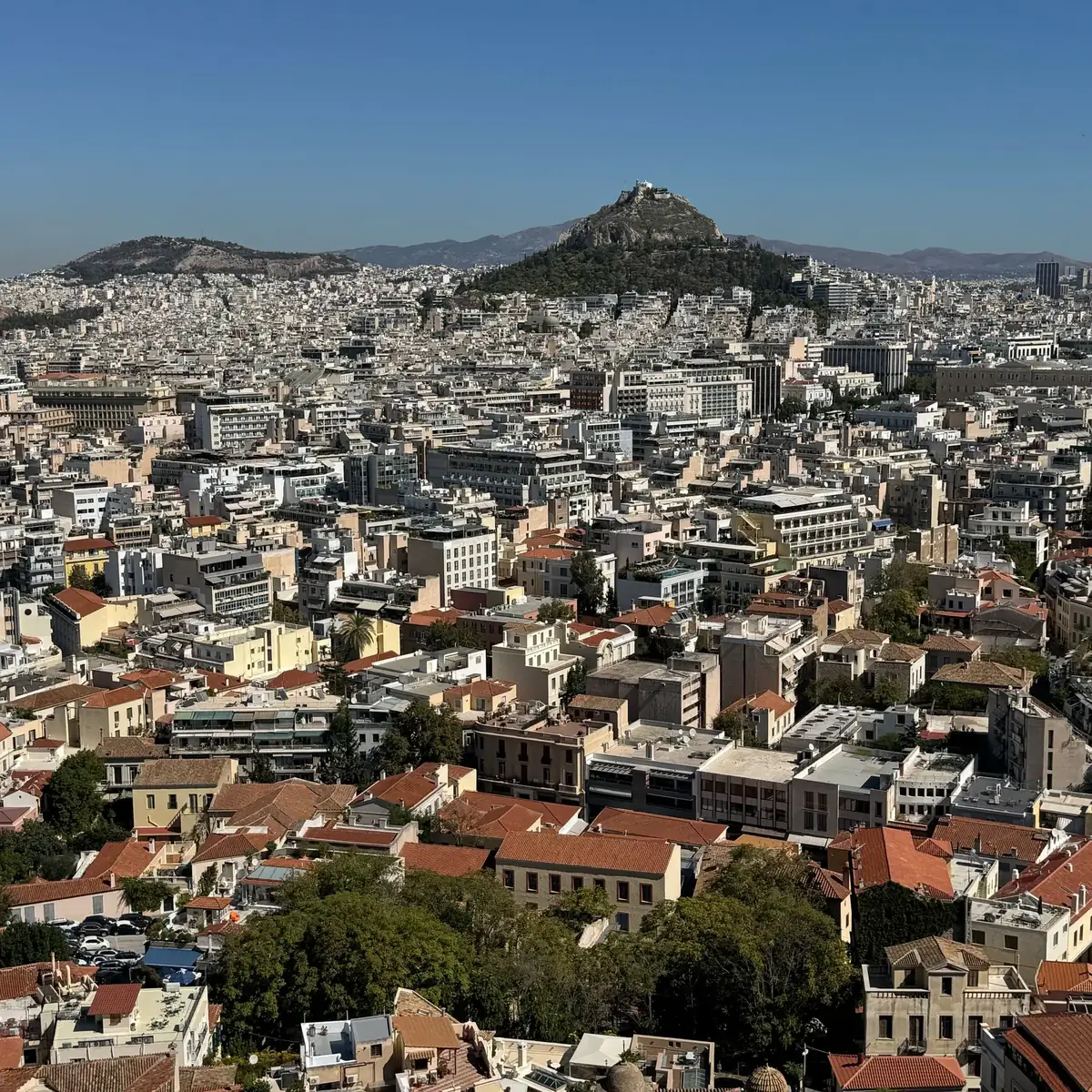 Η Αθήνα από ψηλά: χιλιάδες πολυκατοικίες ως τον Λυκαβηττό